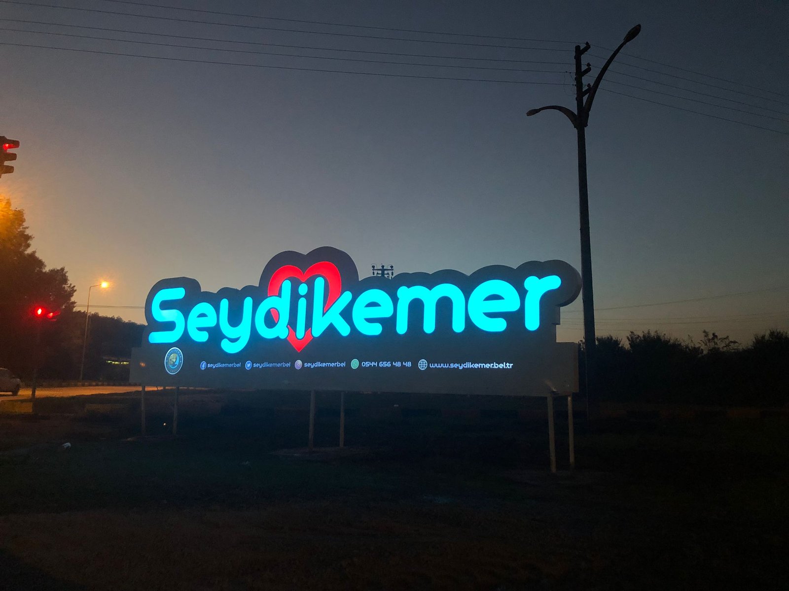 Şehir Meydanı Hashtag Tabelaları